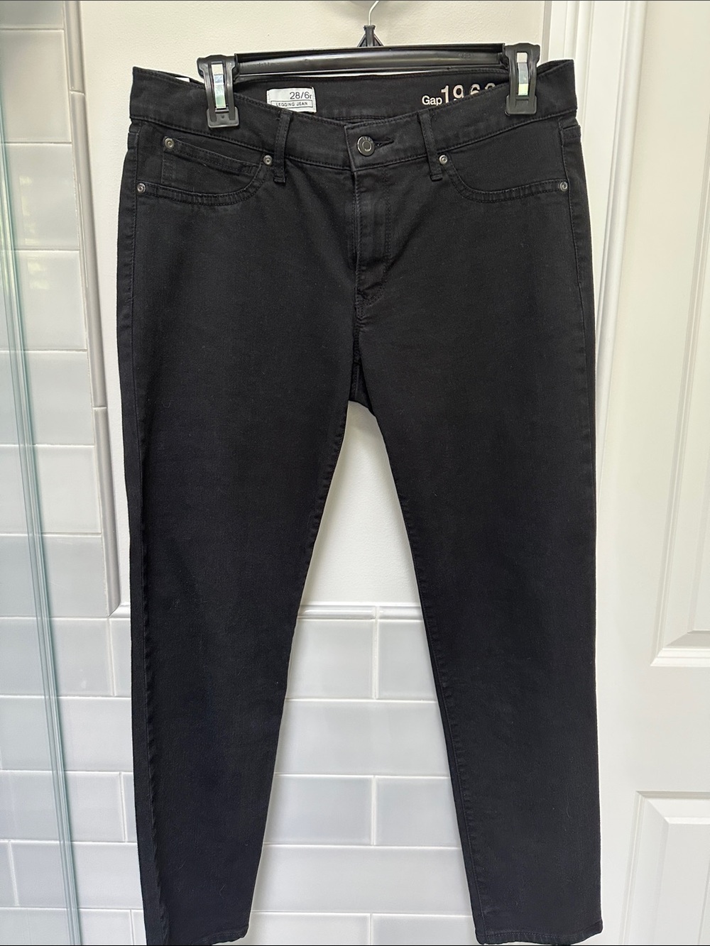 GAP women’s Skinny Jeans in Black